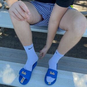 UCLA UNDER ARMOUR MEN COLLEGE FOOTBALL JOCK Slide Sandals SHOES MEMORY FOAM STUD